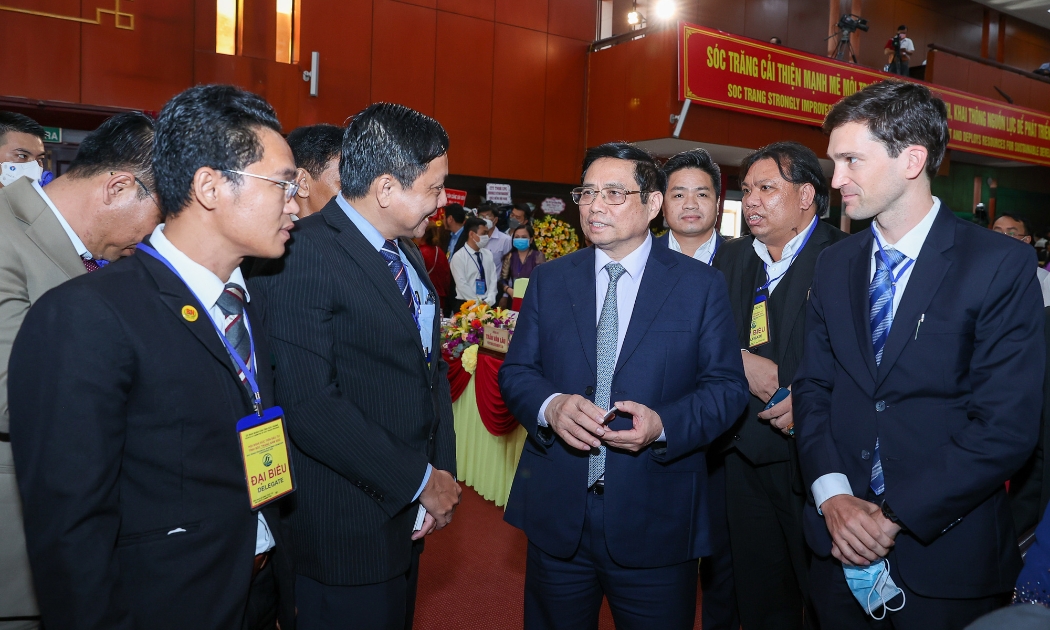Thủ tướng Phạm Minh Chính trao đổi với các nhà đầu tư tại hội nghị - Ảnh: VGP