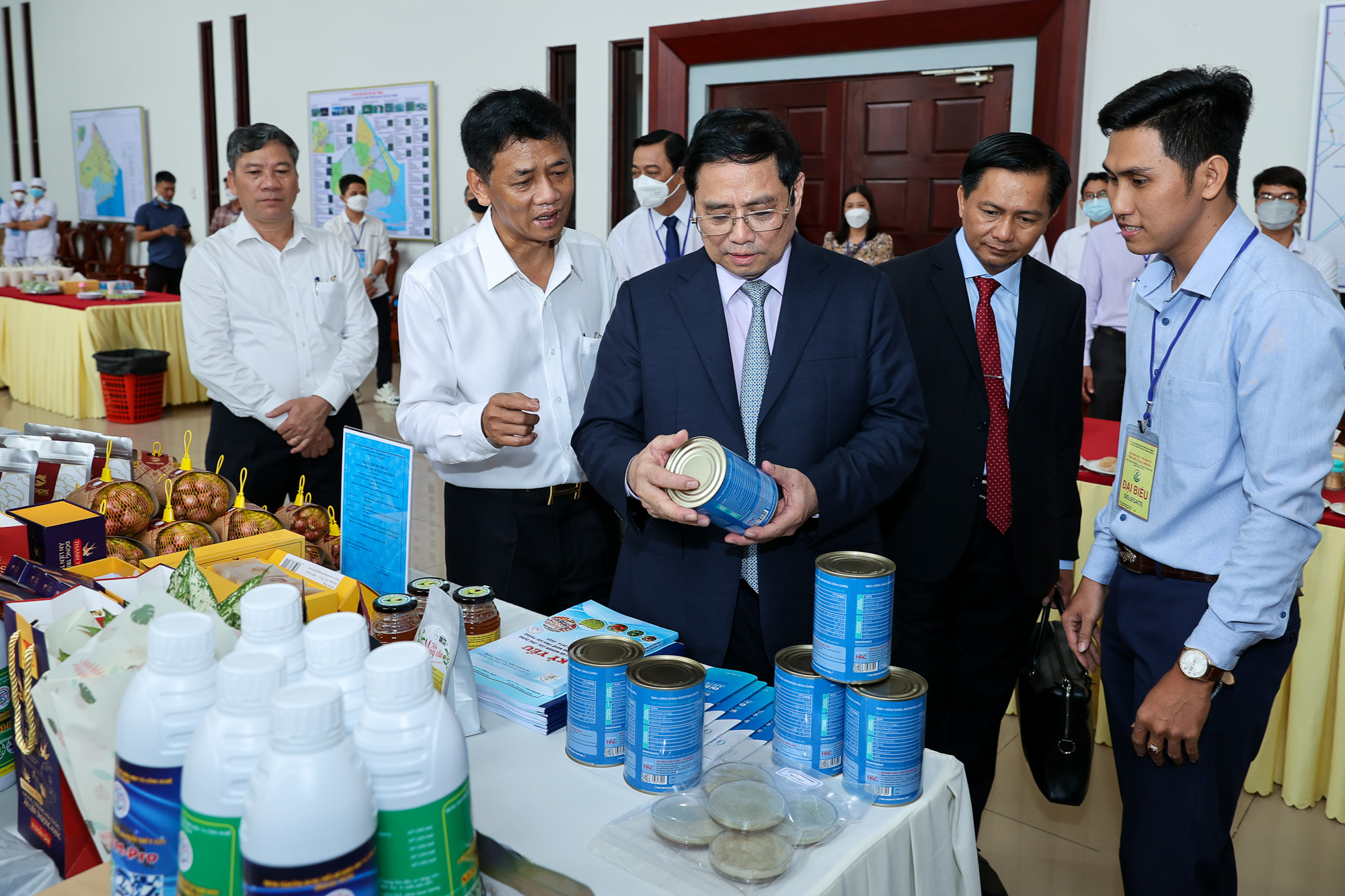 Thủ tướng cùng các đại biểu tìm hiểu về một số mặt hàng, sản phẩm của Sóc Trăng được trưng bày tại Hội nghị - Ảnh: VGP