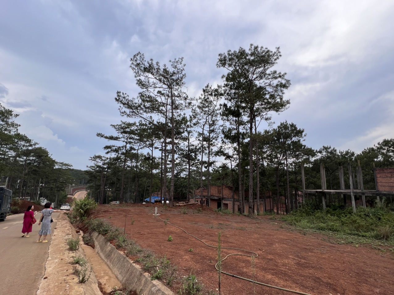 Nhiều du kh&aacute;ch l&ecirc;n Măng Đen nghỉ dưỡng đồng thời tranh thủ t&igrave;m kiếm cơ hội với bất động sản.&nbsp;&nbsp;Một số chuy&ecirc;n gia dự b&aacute;o gi&aacute; bất động sản tại Măng Đen c&oacute; thể vẫn tăng bởi nơi đ&acirc;y c&oacute; sự tăng trưởng mạnh mẽ, tiềm năng ph&aacute;t triển du lịch kh&ocirc;ng thua k&eacute;m Đ&agrave; Lạt nhiều. Thống k&ecirc; của huyện Kon Pl&ocirc;ng cho thấy, lượng kh&aacute;ch du lịch đến Măng Đen tăng trưởng tốt, nếu như năm 2015 chỉ c&oacute; 85.000 lượt kh&aacute;ch tham quan Măng Đen th&igrave; năm 2019, hơn 200.000 kh&aacute;ch đ&atilde; đến du lịch, nghỉ dưỡng ở v&ugrave;ng đất n&agrave;y.&nbsp;