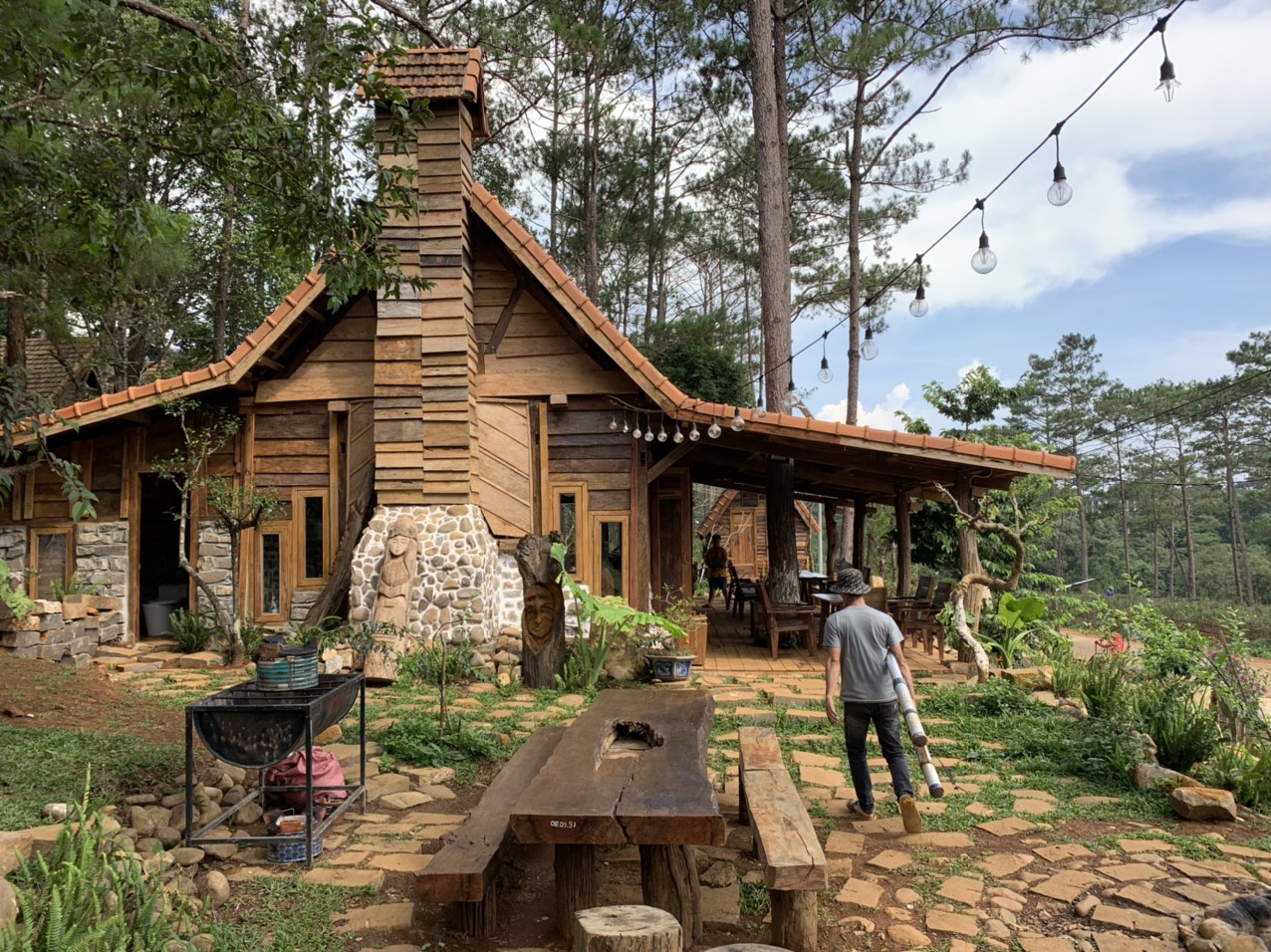 Du lịch Măng Đen ph&aacute;t triển n&ecirc;n đ&atilde; tạo ra nhiều c&ocirc;ng ăn việc l&agrave;m cho người bản địa. Khu home stay n&agrave;y đang thu&ecirc; khoảng 5,6 nh&acirc;n c&ocirc;ng l&agrave;m cố định.&nbsp;