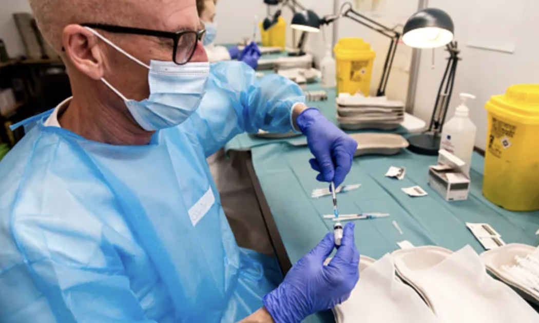 Một nhân viên y tế đang làm việc với những xi-lanh chứa vaccine ngừa Covid-19 ở Copenhagen, Đan Mạch năm 2021 - Ảnh: Getty/CNBC.