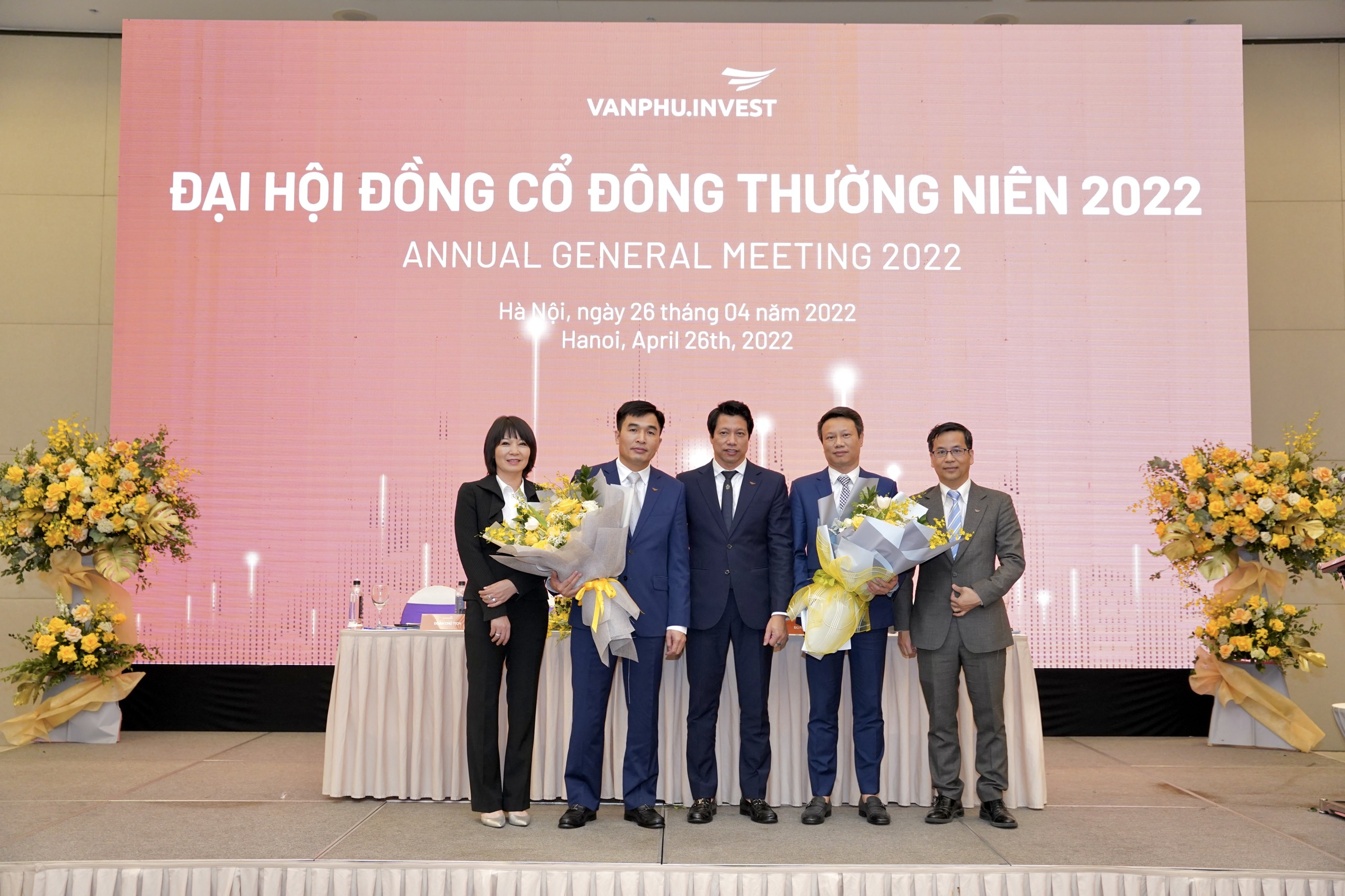 Từ trái sang, 2 thành viên HĐQT bầu bổ sung là ông Triệu Hữu Đại và ông Tô Như Thắng.