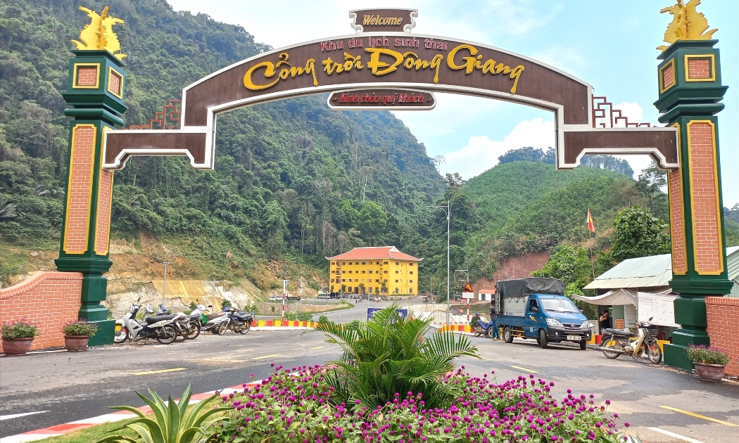 Đường vào Khu du lịch sanh thái Cổng trời Đông Giang