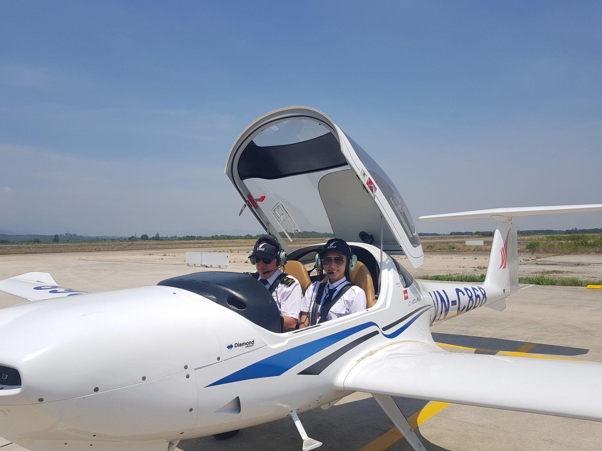 Dòng máy bay gặp phải sự cố khi tham gia huấn luyện thuộc hạng nhẹ và có 2 chỗ ngồi.