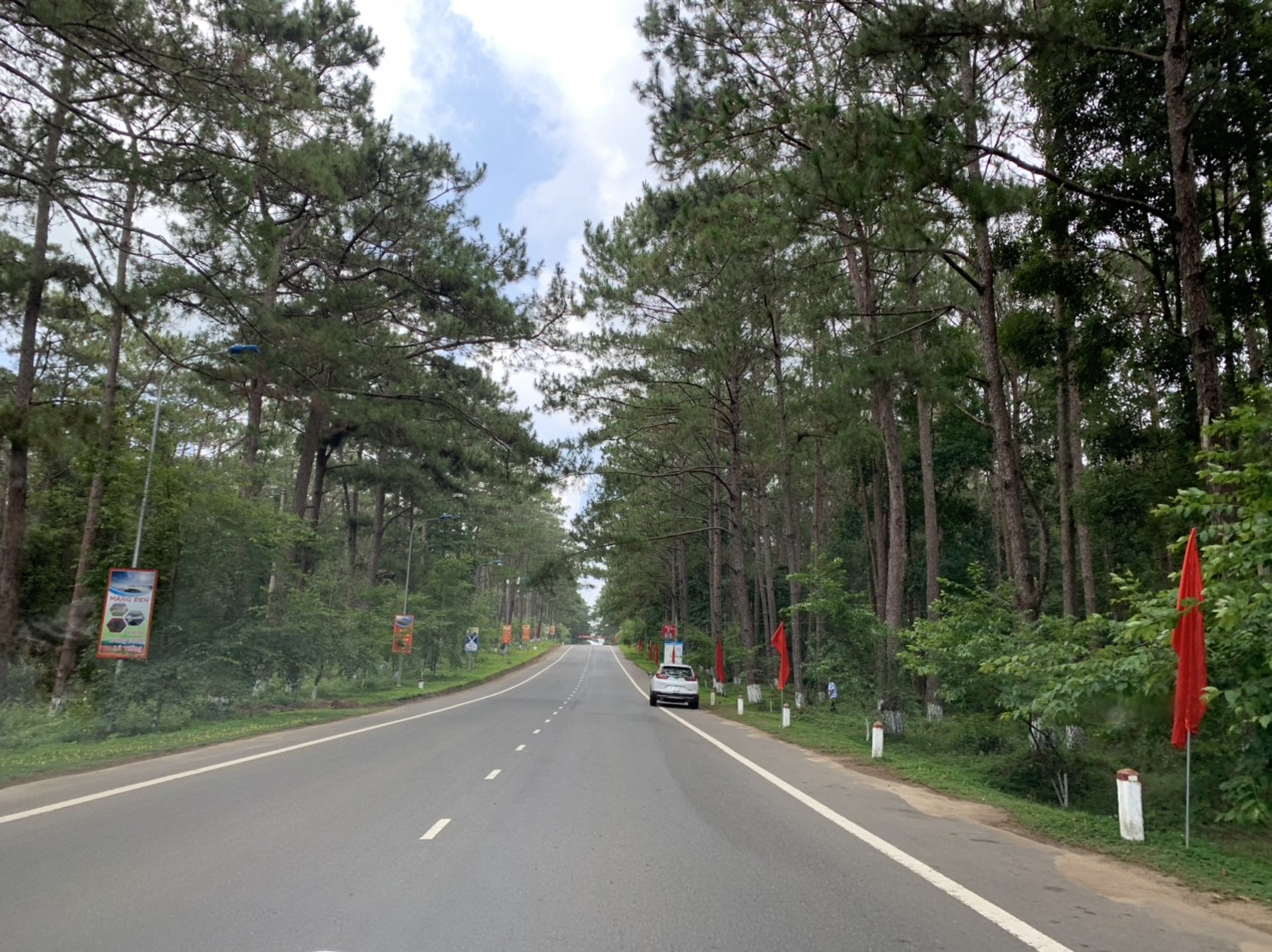 Thị trấn Măng Đen nổi tiếng với nhiều tuyến đường rất đẹp, n&ecirc;n thơ giống như Đ&agrave; Lạt. Bắt đầu v&agrave;o m&ugrave;a du lịch n&ecirc;n ch&iacute;nh quyền địa phương cho treo nhiều pano, &aacute;p ph&iacute;ch để quảng b&aacute; h&igrave;nh ảnh về c&aacute;c danh thắng tại đ&acirc;y.&nbsp;