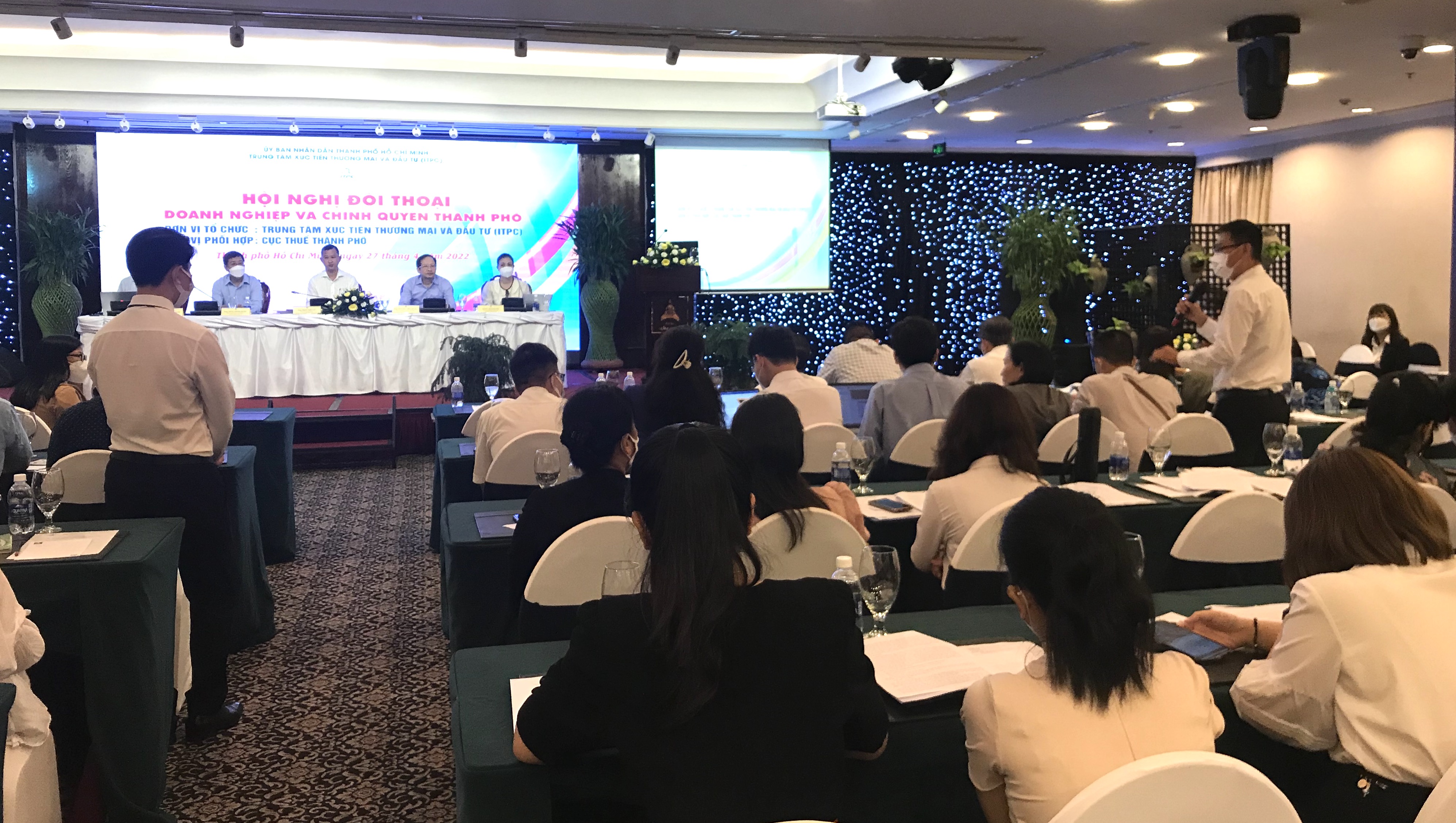 Cục Thuế TP.HCM tháo gỡ vướng mắc cho doanh nghiệp tại các buổi đối thoại trực tiếp - Ảnh: VNE.