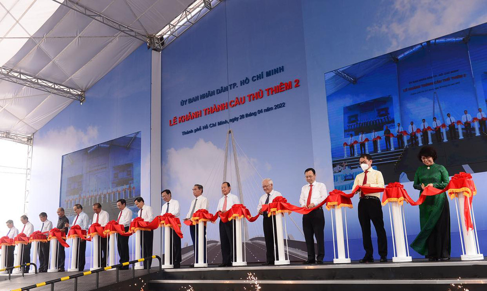 Ph&oacute; Thủ tướng L&ecirc; Minh Kh&aacute;i c&ugrave;ng c&aacute;c l&atilde;nh đạo TP.HCM qua c&aacute;c thời kỳ cắt băng kh&aacute;nh th&agrave;nh dự &aacute;n cầu Thủ Thi&ecirc;m 2.