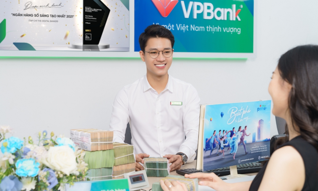 Khách hàng giao dịch tại VPBank.