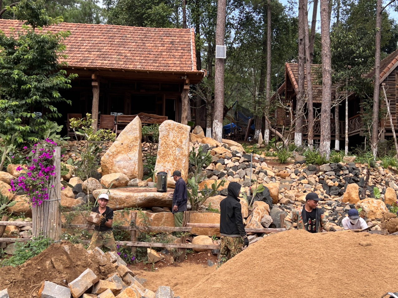 Tranh thủ những ngày trong tuần vắng khách, chị Y Trang, chủ home stay trên đường Tố Hữu đang thuê công nhân hoàn thiện lại khu vực vỉa hè, tường bao. Thậm chí để kịp tiến độ, những công nhân này đã phải làm tới hơn 22 giờ đêm. Theo chị Trang, thời gian Covid -19 diễn ra, khu home stay vẫn đón khách 