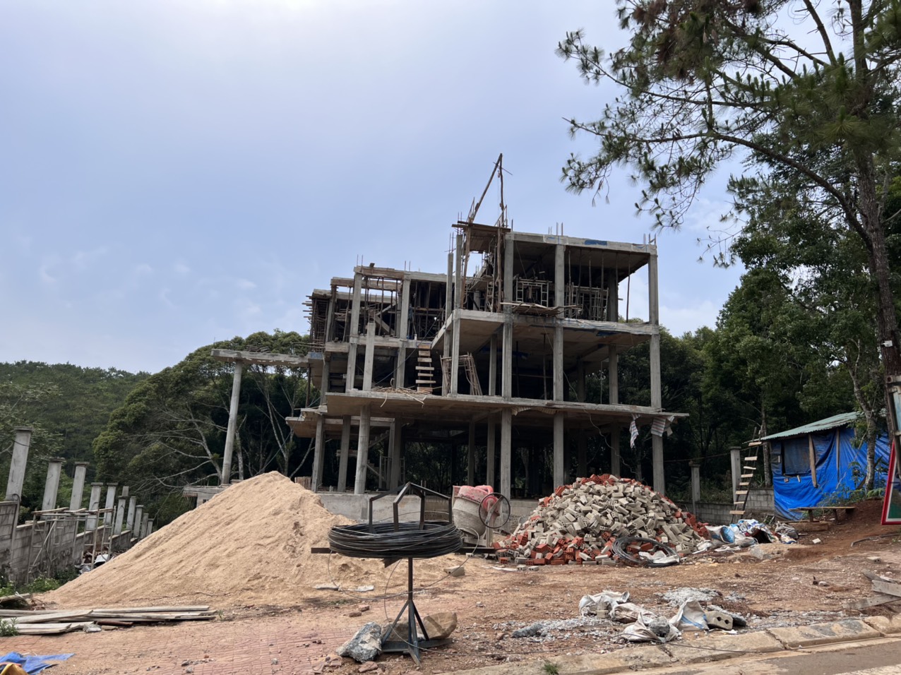 Nhiều khối nhà nhiều tầng tại Măng Đen đã được cấp phép xây dựng. Đây là lý do khiến không ít du khách lo lắng 
