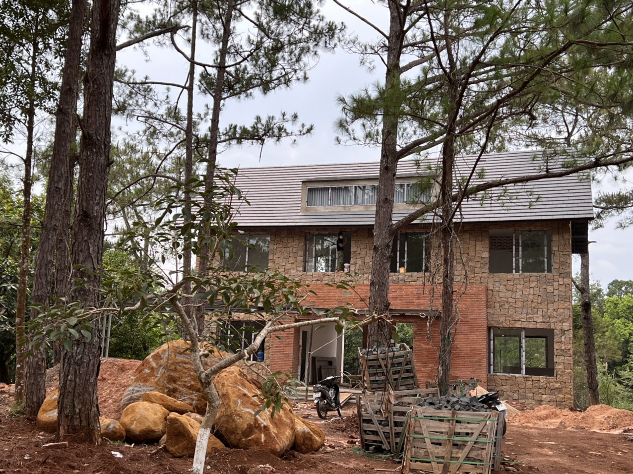 Hiện nay, h&agrave;ng loạt căn biệt thự tại đ&acirc;y đang được gấp r&uacute;t ho&agrave;n thiện để đ&oacute;n kh&aacute;ch tới lưu tr&uacute; trong dịp h&egrave;. Những căn biệt thự ở ven đường lớn như thế n&agrave;y đang được định gi&aacute; rất cao.&nbsp;