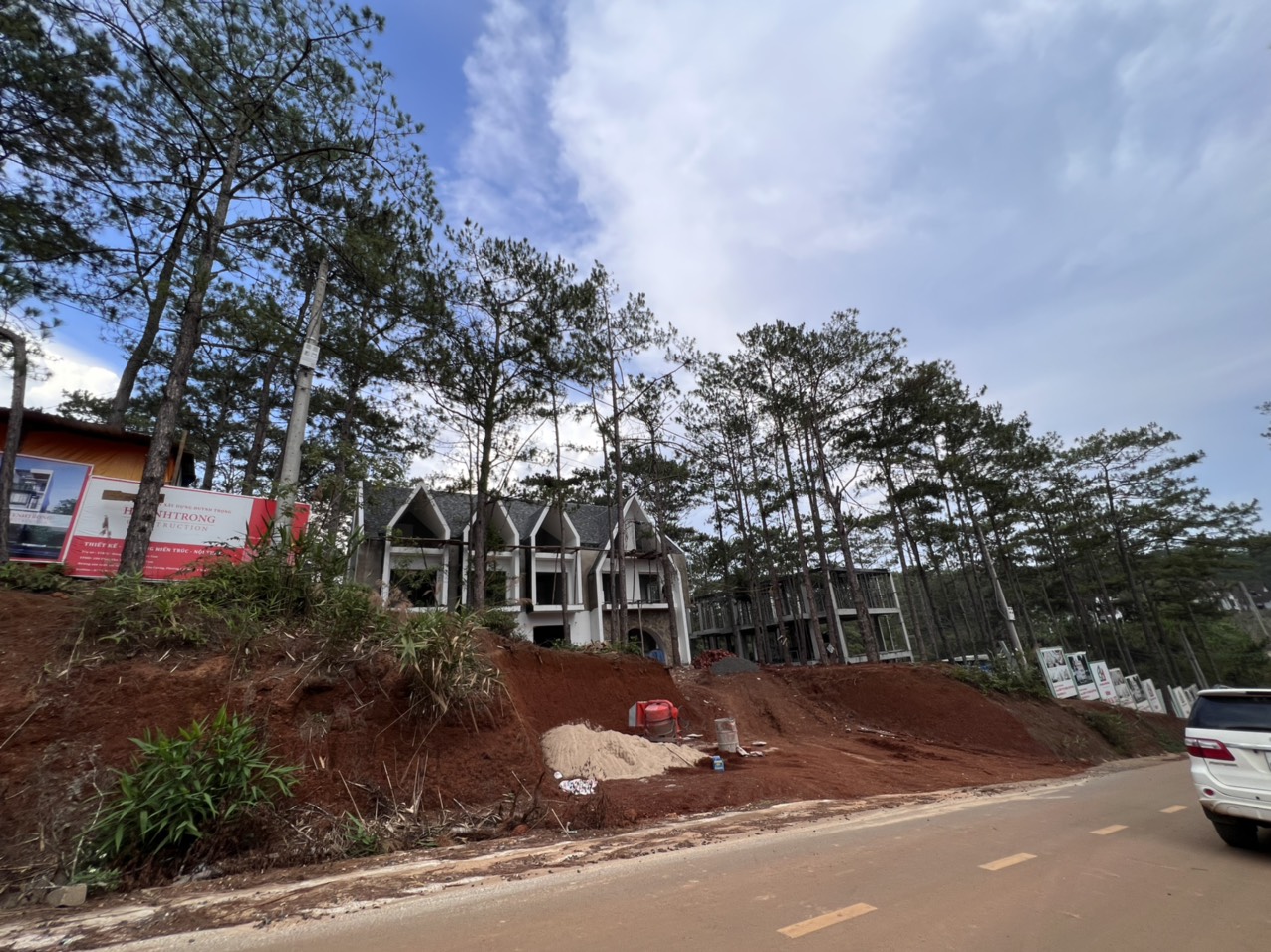 Hiện nay, h&agrave;ng loạt c&aacute;c căn biệt thự mới đang được ho&agrave;n thiện để đ&aacute;p ứng nhu cầu của kh&aacute;ch du lịch. Tuy nhi&ecirc;n, cũng nhiều người lo lắng, nếu kh&ocirc;ng quy hoạch, quản l&yacute; tốt th&igrave; t&igrave;nh trạng b&ecirc; t&ocirc;ng h&oacute;a sẽ sớm xuất hiện tại Măng Đen khiến cho khu du lịch n&agrave;y mất đi bản sắc.&nbsp;