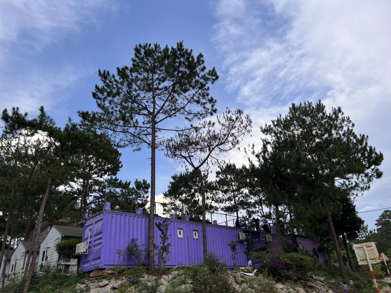 Thị trấn Măng Đen ngày càng xuất hiện nhiều khu home stay, biệt thự với nhiều kiểu dáng, màu sắc độc, lạ