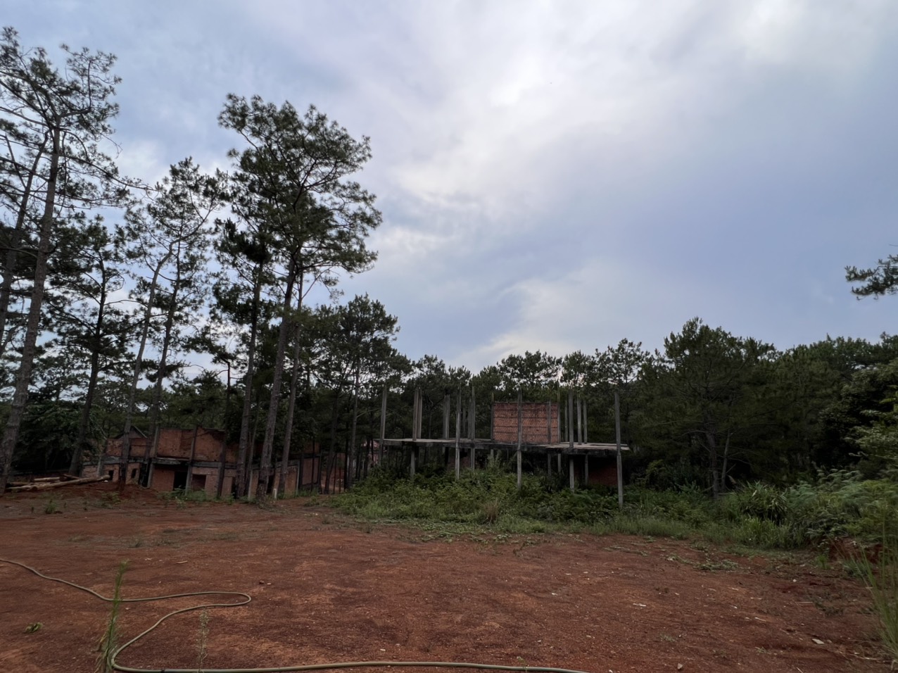 Mặc d&ugrave; đất Măng Đen sốt n&oacute;ng trong nhiều năm qua, nhưng cũng c&oacute; kh&ocirc;ng &iacute;t c&aacute;c căn biệt thự tại đ&acirc;y c&ograve;n bỏ hoang phế v&agrave; chưa hẹn ng&agrave;y ho&agrave;n thiện.&nbsp;