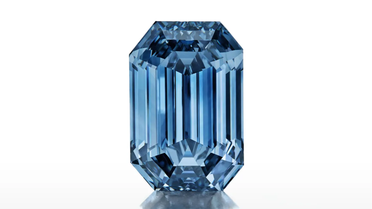 Viên kim cương xanh có tên “The De Beers Cullinan” vừa được đấu giá thành công tại tại Sotheby’s ở Hong Kong.
