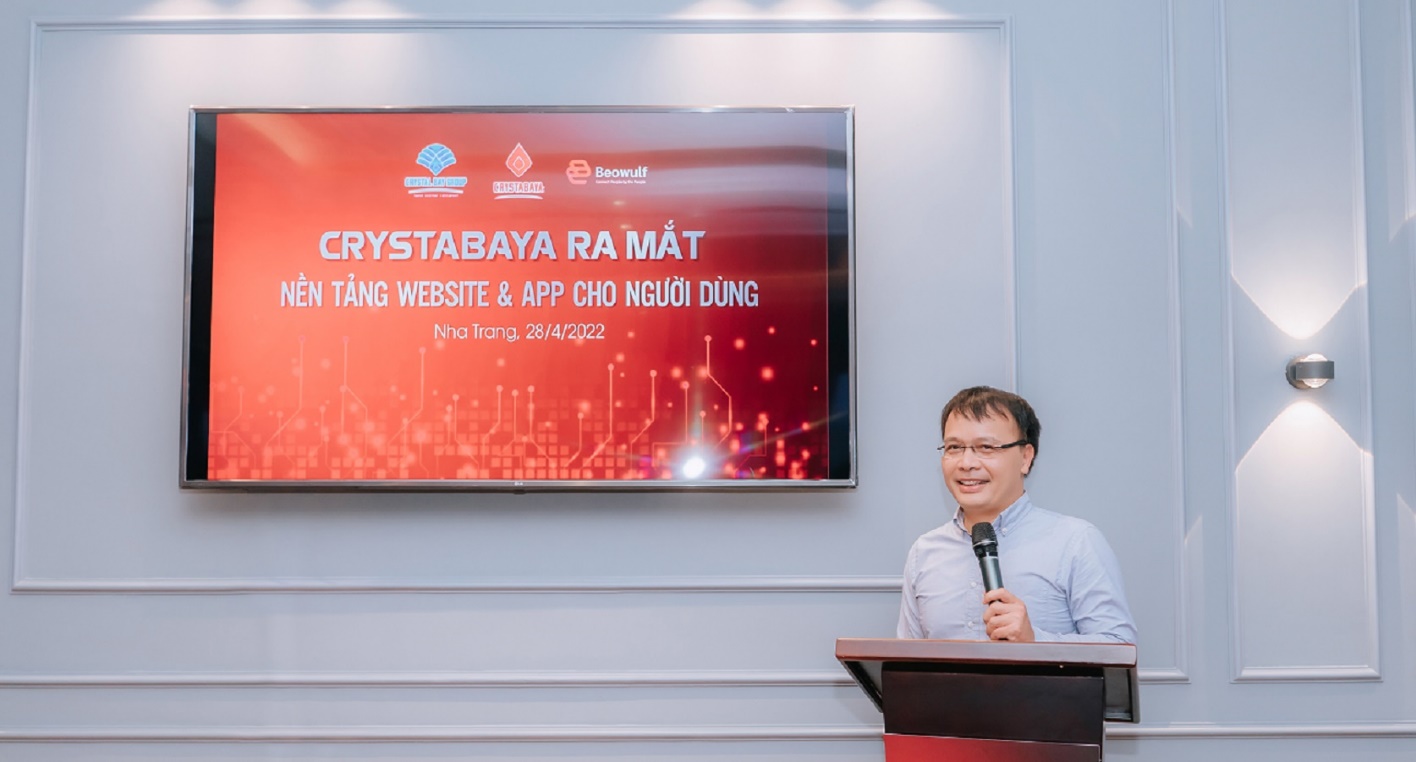 Ông Nguyễn Tiến Trung - Tổng giám đốc Tập đoàn Du lich Crystal Bay giới thiệu về nền tảng giao dịch dịch vụ du lịch trực tuyến thế hệ mới Crystabaya.