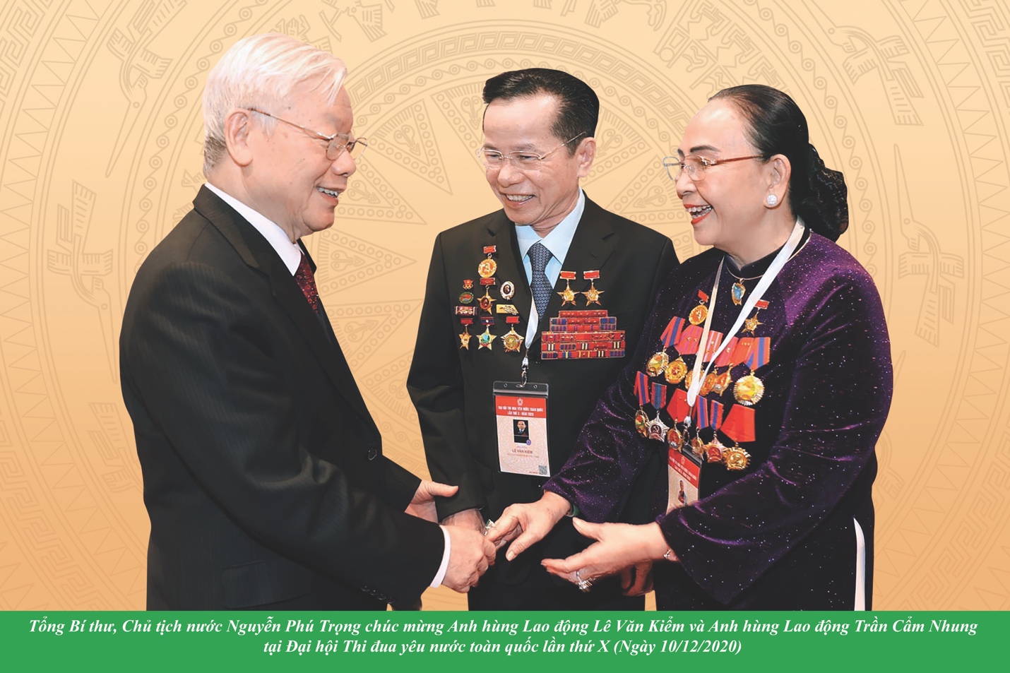 Tổng bí thư, Chủ tịch nước Nguyễn Phú Trọng chúc mừng Anh Hùng Lao Động Lê Văn kiểm và Anh Hùng Lao Động Trần cẩm Nhung tại đại hội thi đua yêu nước toàn quốc lần thứ X (10/12/2020).