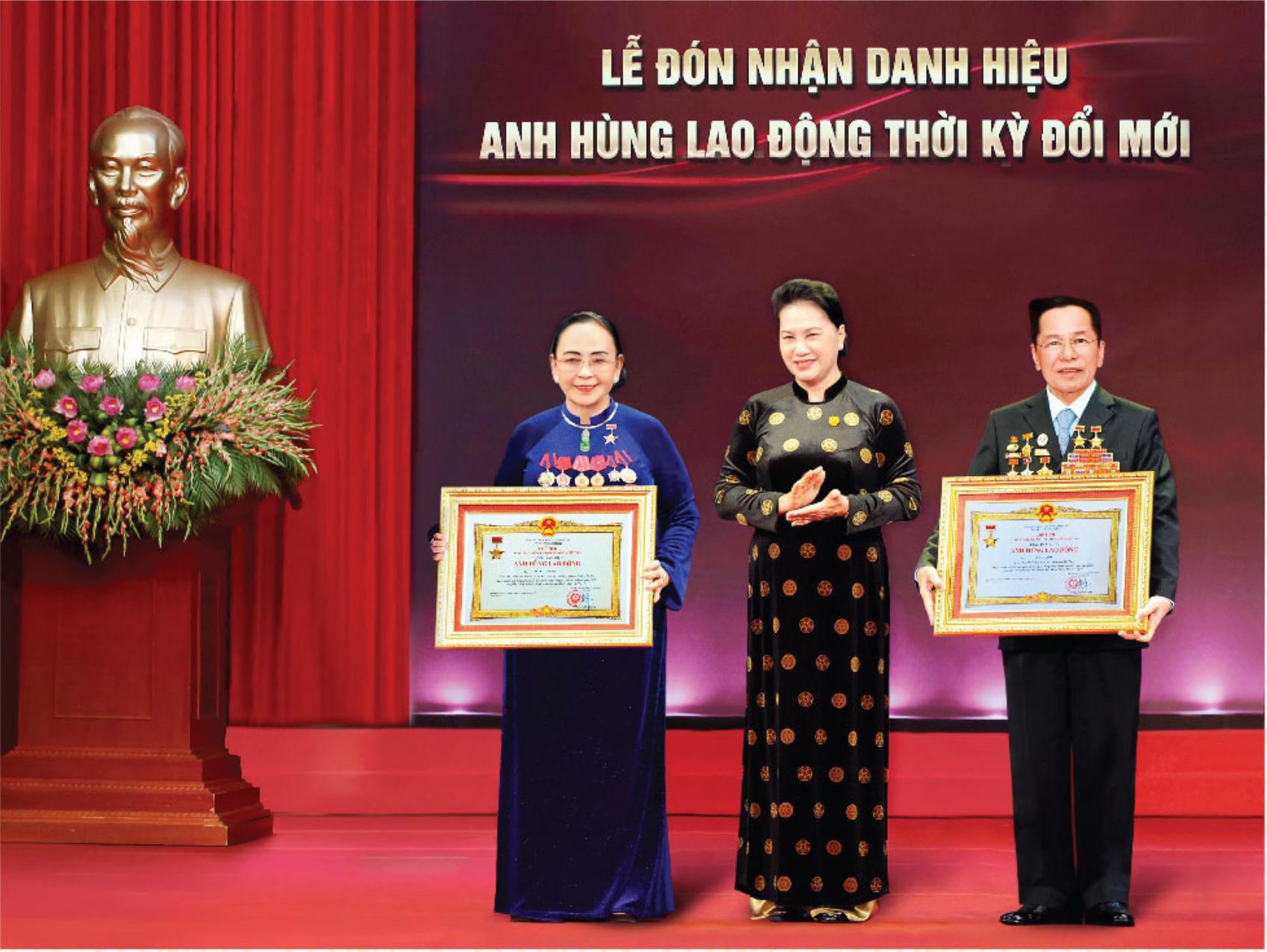 Nguyên Chủ tịch Quốc hội Nguyễn Thị Kim Ngân trao Danh hiệu Anh hùng Lao động thời kỳ đổi mới cho ông Lê Văn Kiểm và bà Trần Cẩm Nhung.