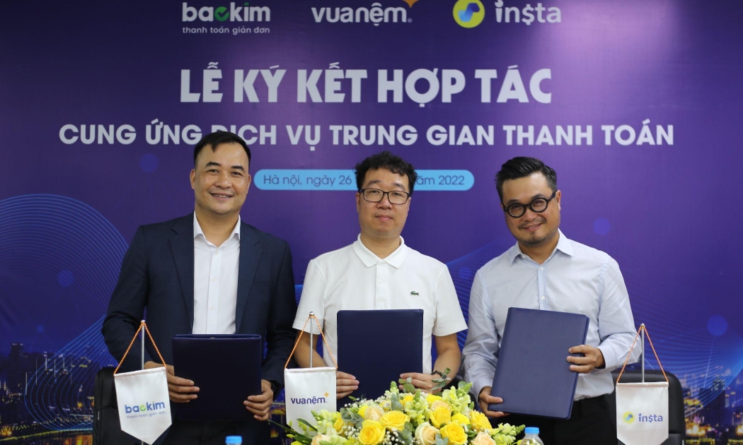 Đại diện Baokim, Vua Nệm và Amigo Fintech cùng ký vào Bản hợp tác cung ứng dịch vụ trung gian thanh toán.