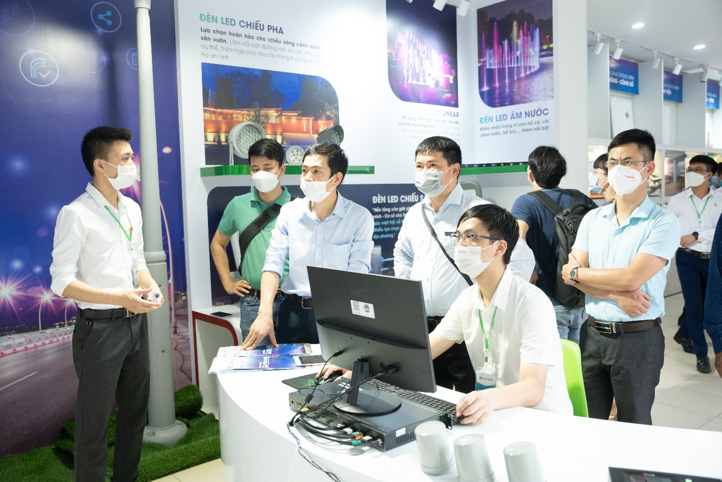 Kh&aacute;ch h&agrave;ng trải nghiệm ph&ograve;ng điều khiển trung t&acirc;m của giải ph&aacute;p Smart City chiếu s&aacute;ng th&ocirc;ng minh cho đường phố v&agrave; kiến tr&uacute;c cảnh quan.