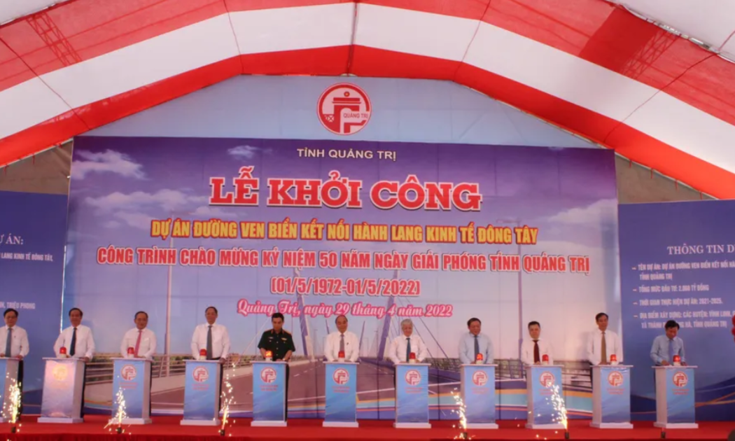 Chủ tịch nước Nguyễn Xuân Phúc cùng các đại biểu ấn nút khởi công dự án.