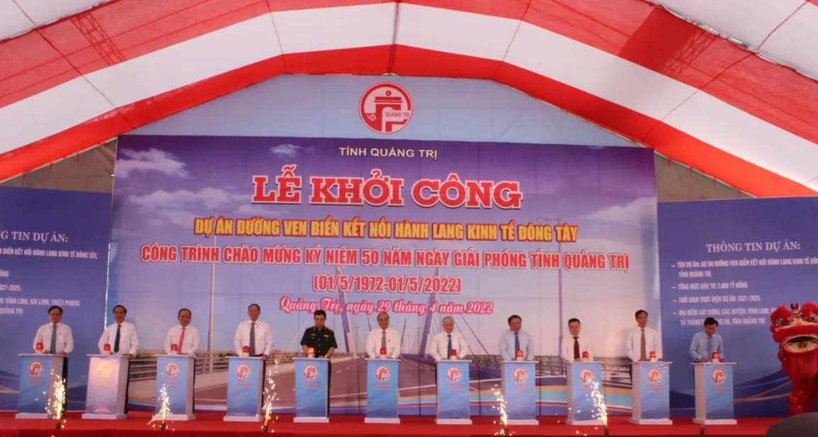 Chủ tịch nước Nguyễn Xuân Phúc cùng các đại biểu ấn nút khởi công dự án.