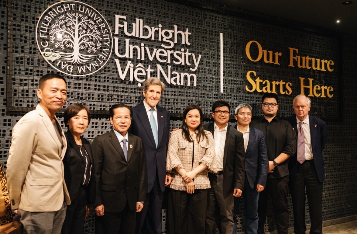 Doanh nh&acirc;n L&ecirc; Văn Kiểm v&agrave; gia đ&igrave;nh l&agrave; 1 trong 7 th&agrave;nh vi&ecirc;n của Hội đồng s&aacute;ng lập trường Đại học Fulbright Việt Nam, cam kết c&ugrave;ng 7 th&agrave;nh vi&ecirc;n ban đầu hiến tặng trường 35 triệu đ&ocirc; la hỗ trợ giai đoạn 1 dự &aacute;n x&acirc;y dựng khu&ocirc;n vi&ecirc;n ch&iacute;nh của trường tại Khu C&ocirc;ng nghệ Cao TP.HCM.