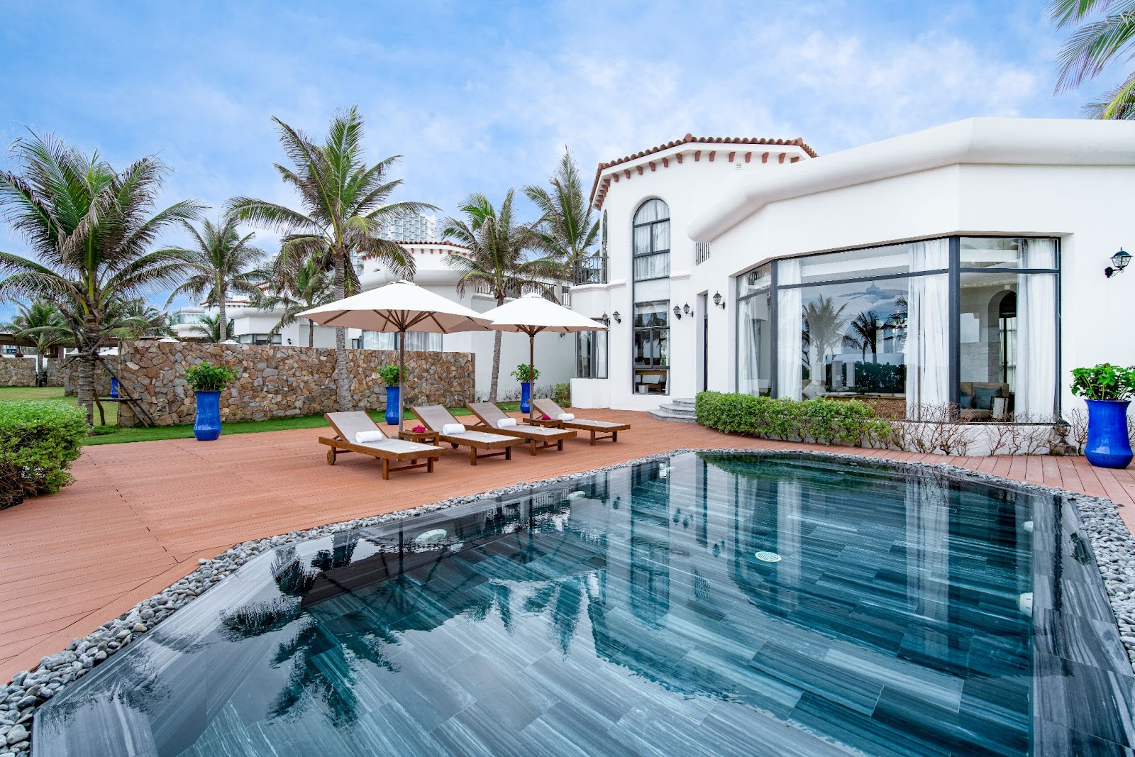 Biệt thự mặt tiền biển đ&atilde; ho&agrave;n c&ocirc;ng, sẵn s&agrave;ng b&agrave;n giao v&agrave; đi v&agrave;o vận h&agrave;nh.