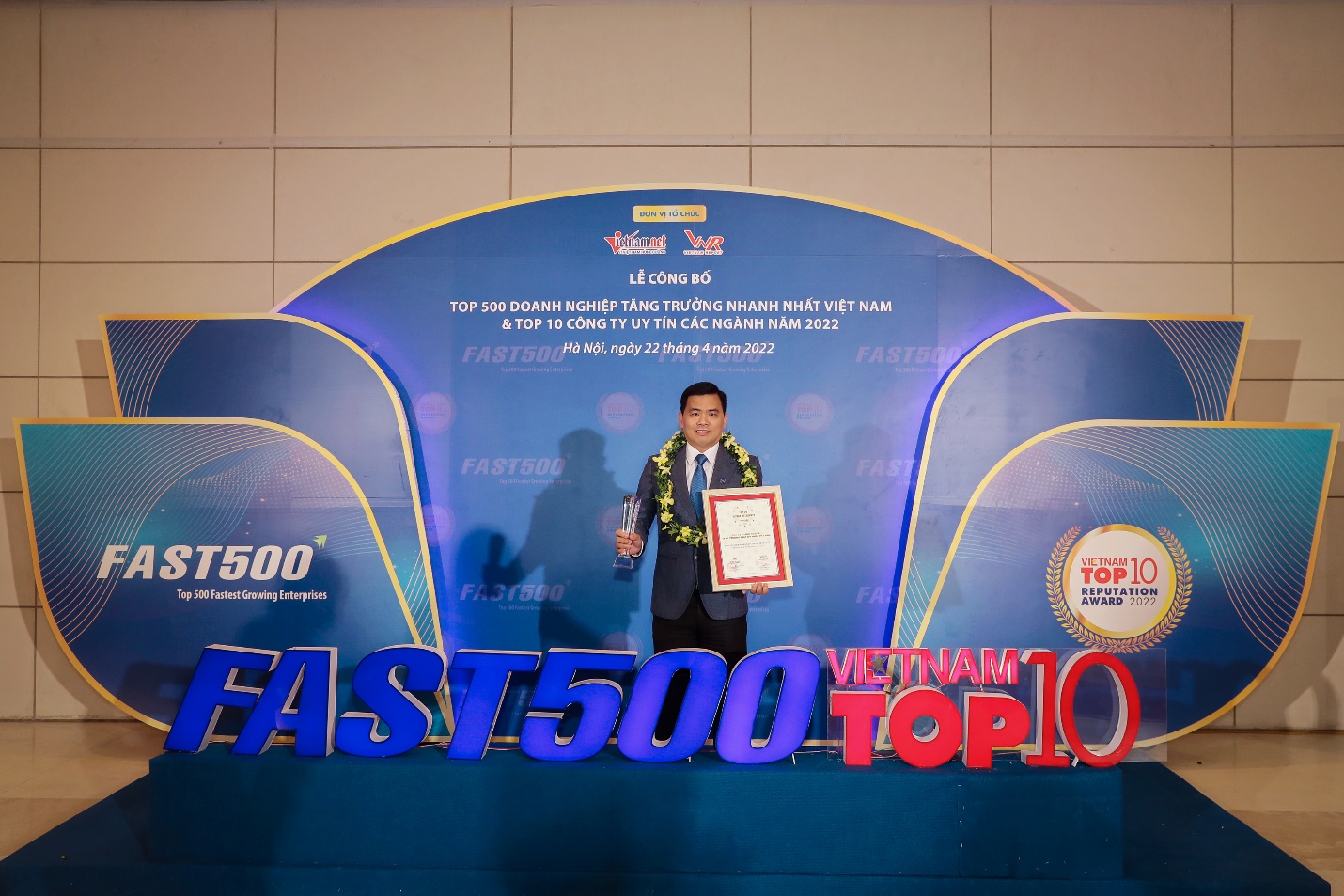Ông Bùi Thanh Hiệp - Phó Tổng giám đốc Chubb Life Việt Nam đại diện nhận giải thưởng “Top 50 Doanh nghiệp tăng trưởng xuất sắc nhất Việt Nam”.