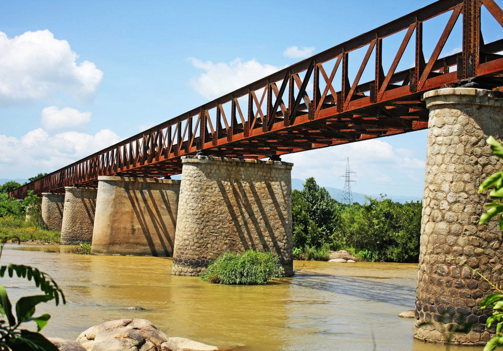 Cầu đường rày Tân Mỹ bắc qua sông Cái (Ninh Sơn, Ninh Thuận), đến nay vẫn còn nhưng chỉ là phế tích. Ảnh tư liệu