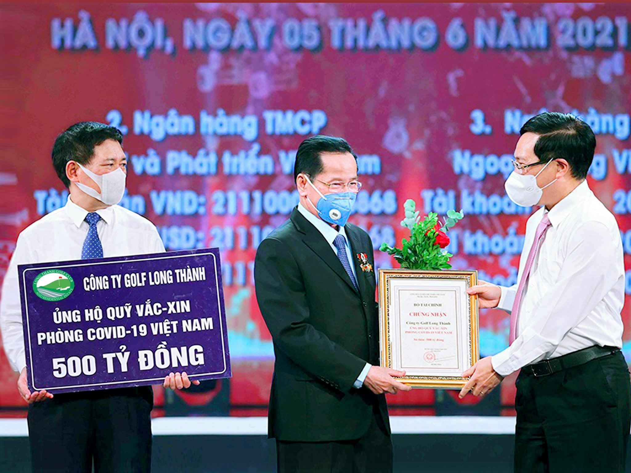 Doanh nhân cựu chiến binh AHLĐ Lê Văn kiểm Chủ tịch HĐQT công ty Golf Long Thành đã trao tặng quỹ vắc xin phòng, chống Covid-19 số tiền 500 tỉ đồng. Ủy viên Bộ Chính Trị, Phó Thủ tướng Phạm Bình Minh trao giấy chứng nhận và hoa, Bộ trưởng Bộ Tài Chính Hồ Đức Phớc nhận bảng ủng hộ 500 tỉ đồng.