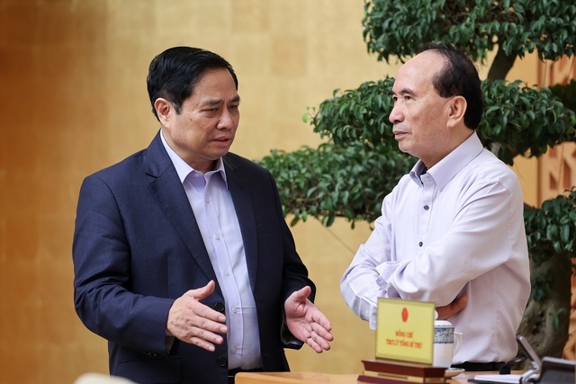 Thủ tướng trao đổi với đại biểu tham dự phiên họp - Ảnh: VGP