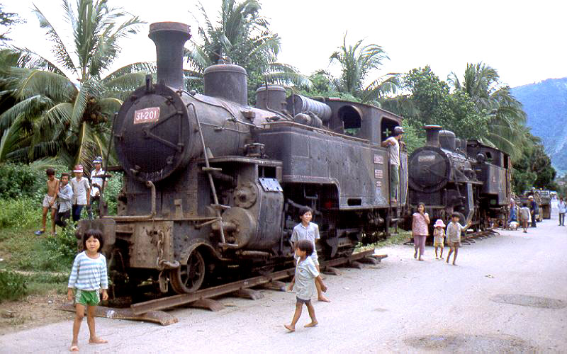 Những đầu máy xe lửa răng cưa những ngày cuối cùng tại Việt Nam trước khi được đưa xuống tàu chở về Thụy Sỹ. Ảnh tư liệu