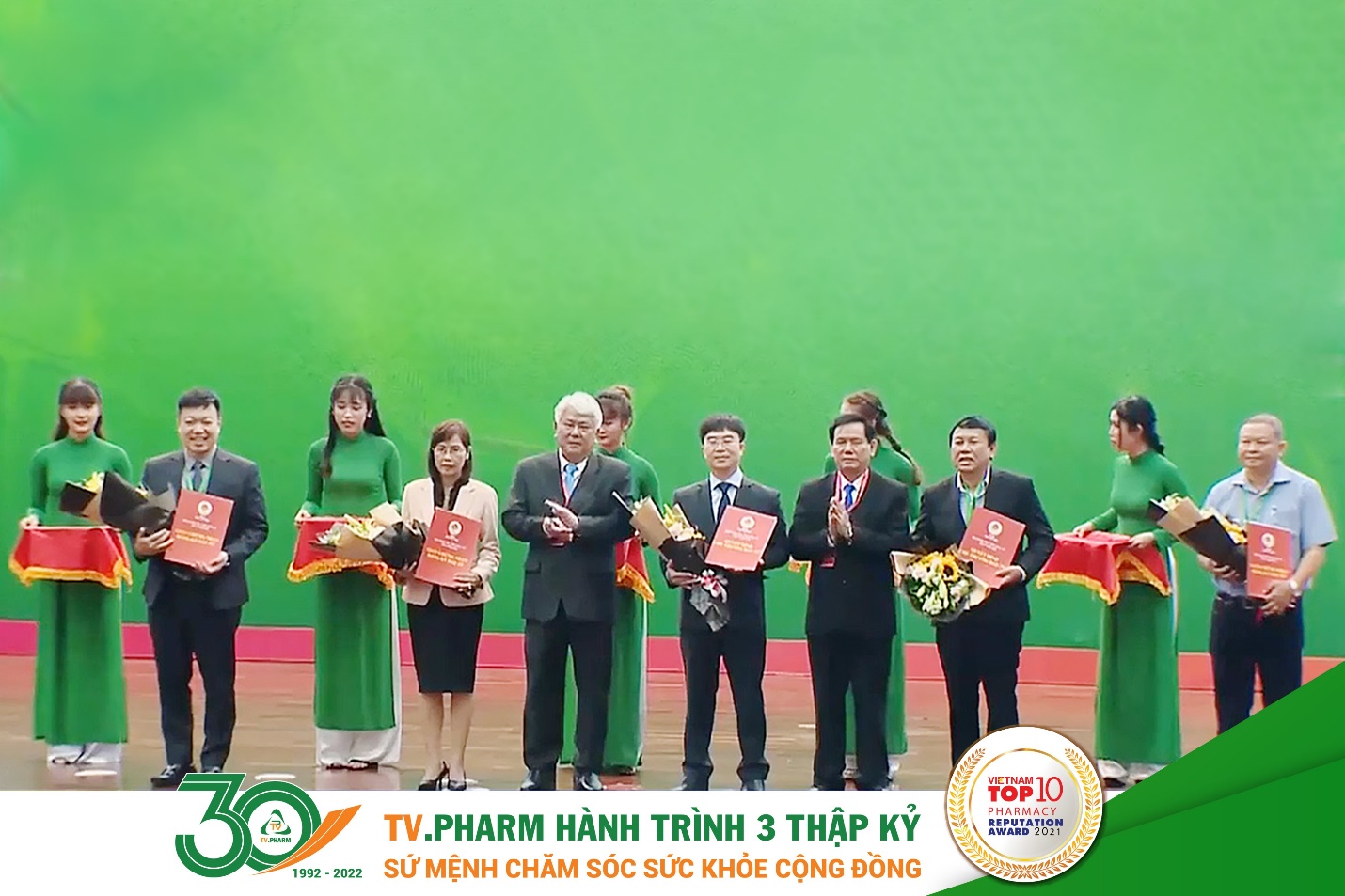 Lãnh đạo tỉnh Trà Vinh trao quyết định đầu tư dự án khu dược phẩm công nghệ cao cho ông Hà Ngọc Sơn - Chủ tịch HĐQT, Tổng Giám đốc TV.PHARM.