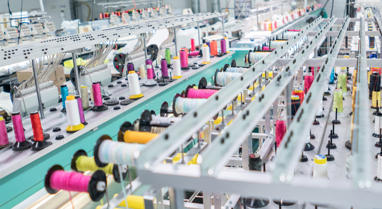 Trung Quốc l&agrave; thị trường nhập khẩu lớn c&aacute;c loại nguy&ecirc;n phụ liệu phục vụ ng&agrave;nh h&agrave;ng dệt may xuất khẩu.