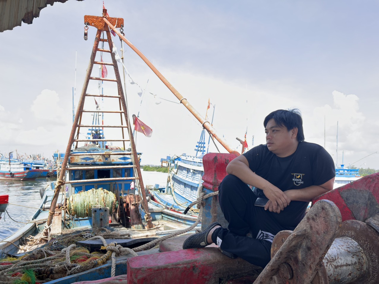 Anh Nguyễn Văn Công, thuyền viên tàu cá QN 91710 cho biết, các ngư dân làm trên tàu cá thường không có lương cố định. Mức thu nhập tùy thuộc vào lượng hải sản đánh bắt được. Tàu có khoảng 10 nhân công, nếu sau chuyến biển đánh bắt được lượng hải sản có giá trị 100 triệu đồng, tỷ lệ ăn chia sẽ là chủ tàu 60, các thuyền viên làm thuê 40. Nhìn chung năm nay xăng dầu tăng cao nên thu nhập của những người làm thuê trên tàu cá cũng giảm.