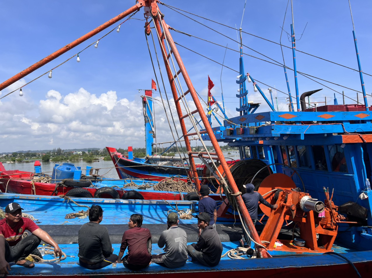Phút nghỉ ngơi hiếm hoi của những ngư dân khi tàu cập bến và bán cá xong. Công việc của họ rất nặng nhọc, vất vả vì thời tiết tại Quảng Ngãi nắng nóng, khó chịu.