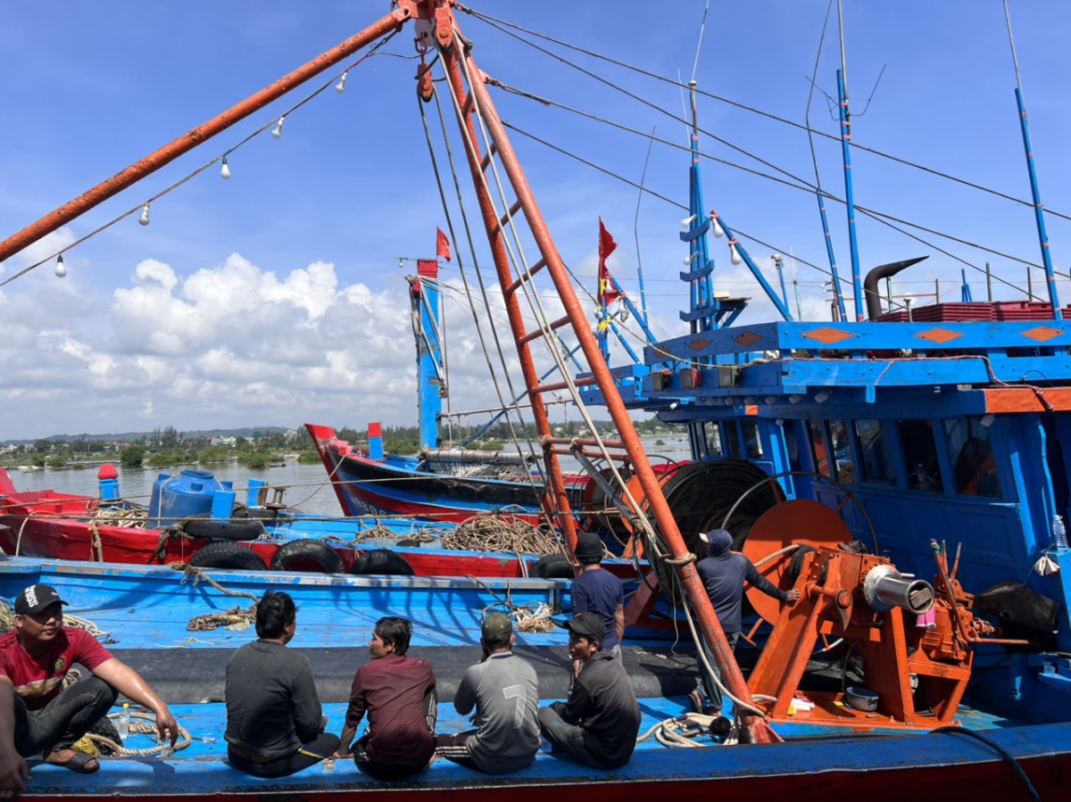 Ph&uacute;t nghỉ ngơi hiếm hoi của những ngư d&acirc;n khi t&agrave;u cập bến v&agrave; b&aacute;n c&aacute; xong. C&ocirc;ng việc của họ rất nặng nhọc, vất vả v&igrave; thời tiết tại Quảng Ng&atilde;i nắng n&oacute;ng, kh&oacute; chịu.&nbsp;