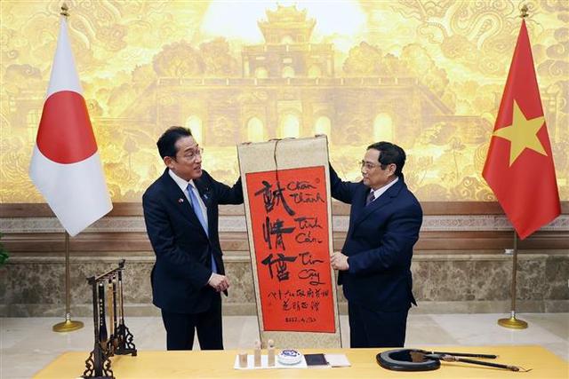 Thủ tướng Phạm Minh Chính tặng Thủ tướng Nhật Bản Kishida Fumio bức thư pháp với dòng chữ "Chân thành - Tình cảm - Tin cậy" bằng tiếng Việt và tiếng Nhật Bản - Ảnh: VGP