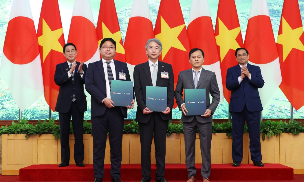 Thủ thướng Phạm Minh Chính và Thủ tướng Kishida Fumio chứng kiến đại diện hai ngân hàng VPBank và SMBC trao đổi văn kiện hợp tác.