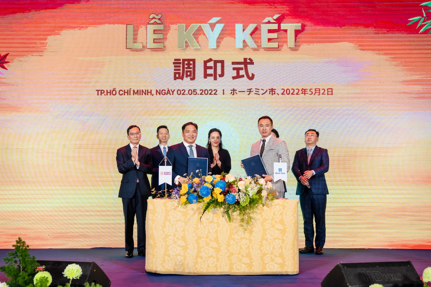 B&agrave; Trương Huệ V&acirc;n, Tổng gi&aacute;m đốc Tập đo&agrave;n Vạn Thịnh Ph&aacute;t v&agrave; c&aacute;c đại diện kh&aacute;c đ&atilde; chứng kiến ​​lễ k&yacute; kết hợp t&aacute;c chiến lược giữa Sunny World v&agrave; Medi Hub.