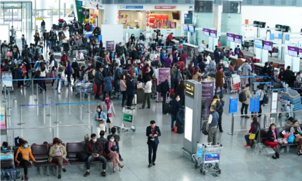 Cảng Hàng không quốc tế Nội Bài tái kích hoạt phương án điều chỉnh luồng tuyến phục vụ hành khách, hạn chế người nhà đưa tiễn, ứng phó với tình trạng quá tải trong các khung giờ cao điểm.