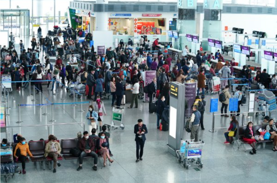 Cảng Hàng không quốc tế Nội Bài tái kích hoạt phương án điều chỉnh luồng tuyến phục vụ hành khách, hạn chế người nhà đưa tiễn, ứng phó với tình trạng quá tải trong các khung giờ cao điểm.