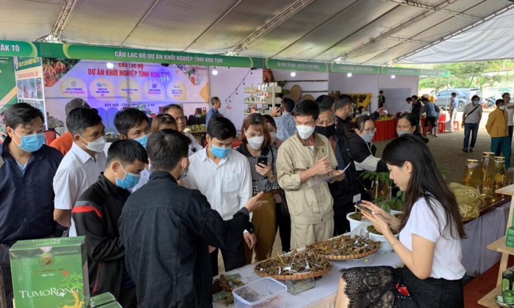 Hội chợ sâm Ngọc Linh tại Kon Tum rất thành công khi thu hút hàng ngàn du khách
