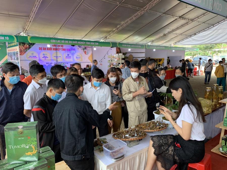Hội chợ sâm Ngọc Linh tại Kon Tum rất thành công khi thu hút hàng ngàn du khách