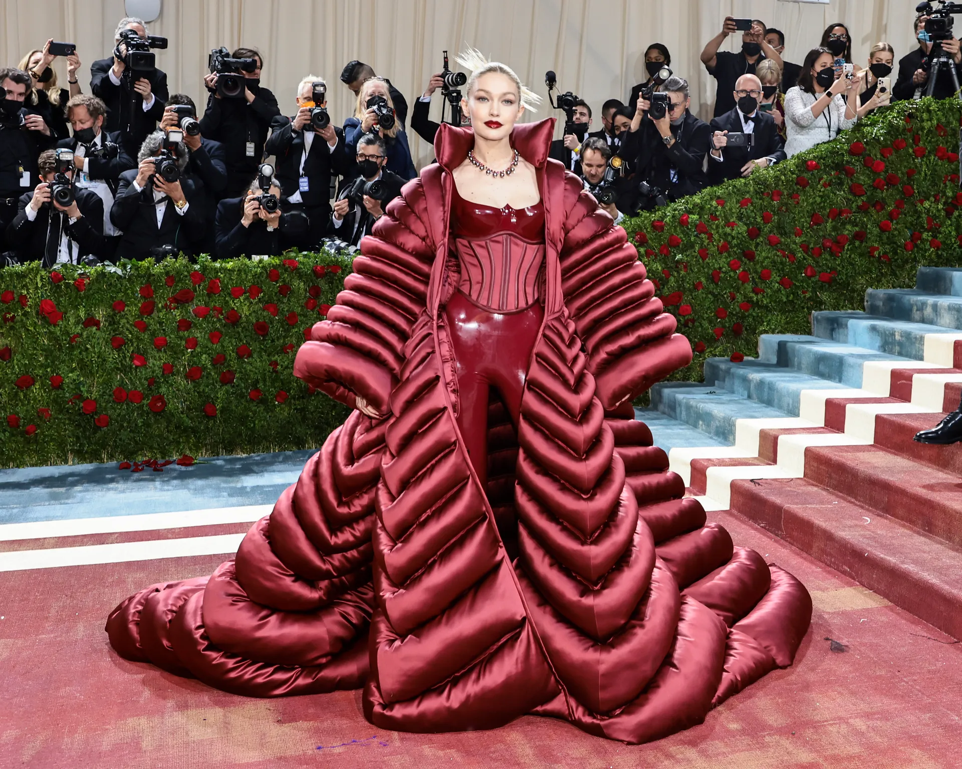 Siêu mẫu Gigi Hadid diện nguyên set đồ bó chẽn 