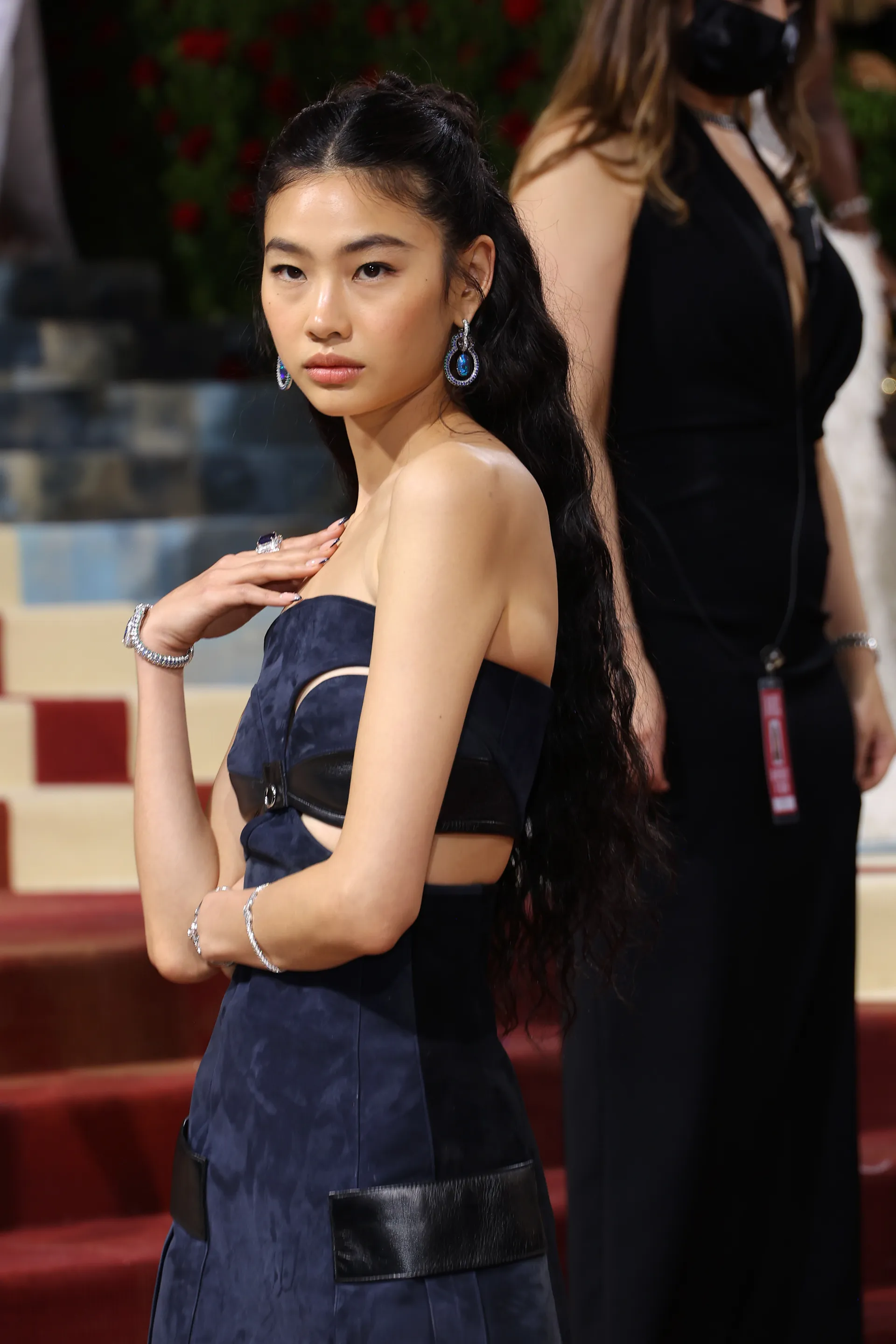 Nữ diễn vi&ecirc;n ch&iacute;nh của bộ phim Squid Game -&nbsp;Hoyeon Jung diện một chiếc v&aacute;y ngắn cắt kho&eacute;t t&aacute;o bạo, ph&ocirc; diễn trọn vẹn d&aacute;ng vẻ m&igrave;nh hạc sương mai. Tuy bộ v&aacute;y kh&ocirc;ng qu&aacute; nổi bật nhưng c&ocirc; lại được đ&aacute;nh gi&aacute; cao ở phần makeup l&agrave;m nổi bật đ&ocirc;i mắt &Aacute; đ&ocirc;ng v&agrave; bờ m&ocirc;i d&agrave;y gợi cảm.