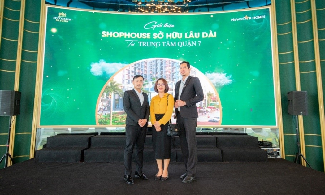 Bà Trần Thị Phương Hiền - Tổng giám đốc NewstarHomes cùng ông Vũ Duy Quang - Giám đốc Kinh doanh miền Nam NewstarHomes (bên phải) tại một sự kiện tổ chức ở Quận 7 vừa qua.