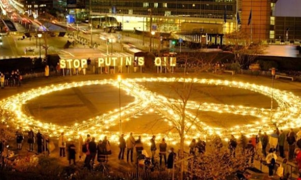 Biểu tình ở Brussels, Bỉ ngày 22/3/2022 kêu gọi áp đặt lệnh cấm nhập khẩu nhiên liệu hóa thạch từ Nga - Ảnh: Getty Images