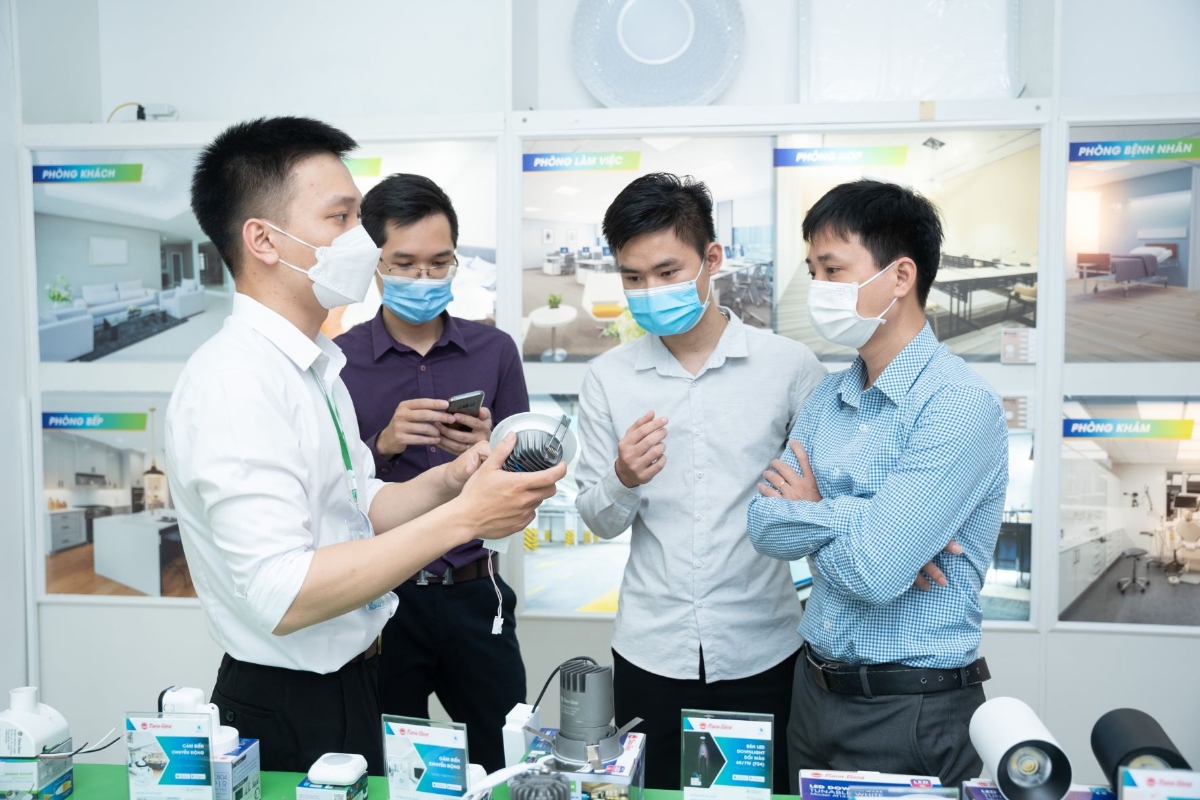 Rạng Đ&ocirc;ng giới thiệu tới kh&aacute;ch h&agrave;ng giải ph&aacute;p SmartHome- Rallisamrt thế hệ thứ 2.